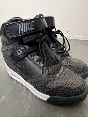 Nike Air Revolution Sky Hi
Hidden Wedge
Sneakers-7